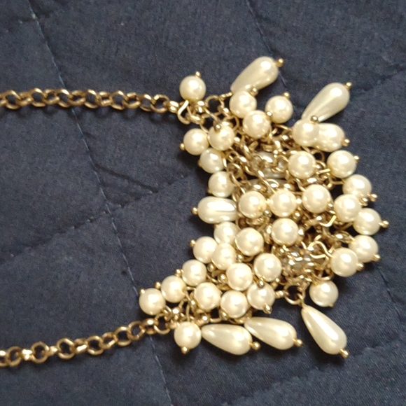 Cluster pearl statement necklace. - Picture 2 of 6